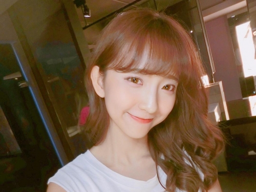 治平高中「空靈校花」！清新氣質褪下制服甜美可人！小女孩會長大啊…