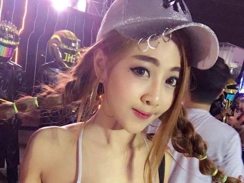 爆奶姐妹小吃店！只要36元就可以看著胸口點菜整盤充斥奶香！排隊人潮看不到盡頭