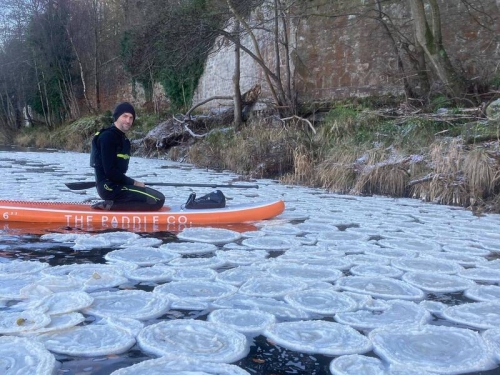 英國寒流讓自然奇景再現！河面湧現一圈圈「冰鬆餅」