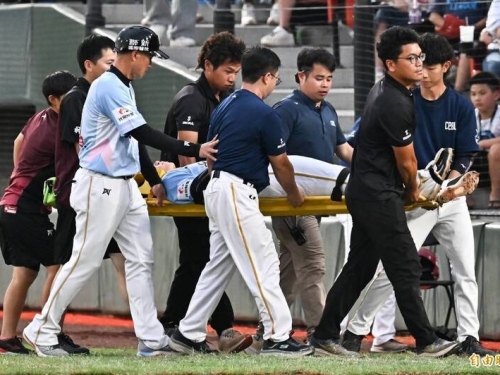 中職》廖健富大腿拉傷被抬出場 樂天桃猿傷兵再添一位