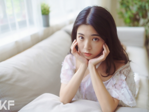 清新甜美小公主「瑀彤 Shirley」，碎花洋裝裡「曼妙曲線」若隱若現！