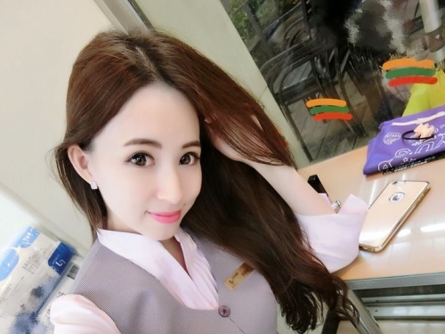 「爆乳貼身秘書」上班制服迷死人！下班後「雪白嫩乳」大解放！同事太幸福了啦…