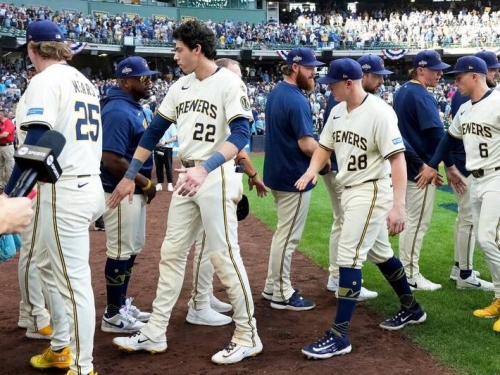 MLB季後賽》國聯龍頭釀酒人下馬威！開賽灌6分大勝小熊奪分區賽首勝