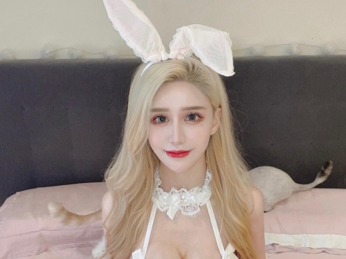 美豔正妹「Kimmy 翁希妍」海島度假，清涼比基尼秀「白嫩豪乳＋修長美腿」！