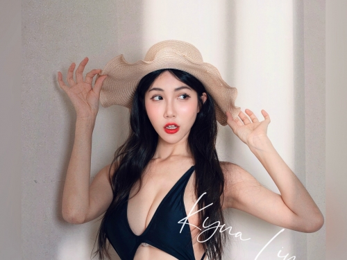 辣成這樣！「Kyna林妤霜」胸前兩粒包不住，紅絲帶讓人想拆開欣賞！