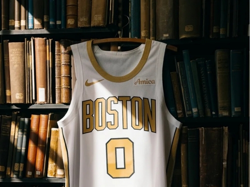 NBA》塞爾蒂克公布城市版球衣 球迷哀嚎：根本不是「綠衫軍」