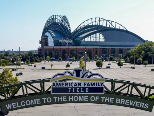 MLB》釀酒人主場手扶梯故障「加速向下」 導致11人受傷！