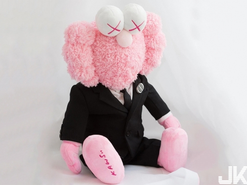 KAWS x Uniqlo的芝麻街公仔沒搶到？沒關係，還有KAWS x Dior等著你預購！