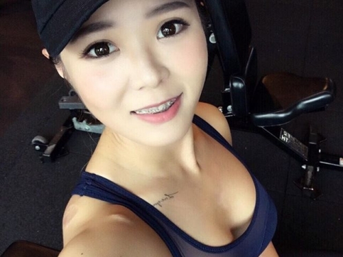 在台北！巨乳健身妹子「麗莎」，運動內衣下包不住的「巨乳」還沒運動就熱了....