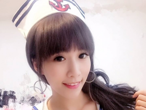 「美乳直播主」顏值逆天！細肩帶上衣「大露酥胸」好性感！畫面太迷人了…