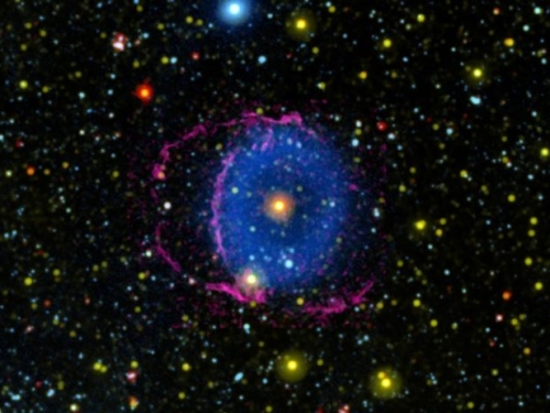奇怪星雲的中心有顆活恆星，科學家困擾 16 年終於解開謎題