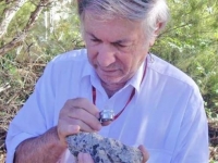 男子撿到超奇特玻璃珠~沒想到竟證明34億年前曾有巨型隕石撞擊地球！