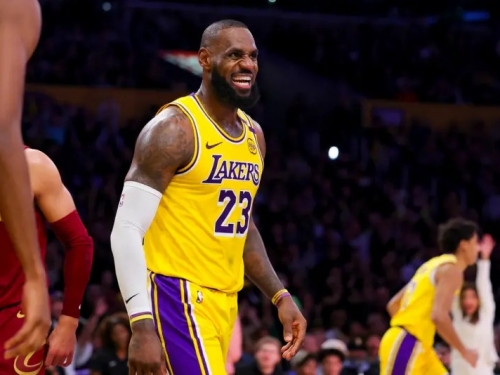 NBA》史上第一！40歲詹皇被撞飛照轟38分　湖人114：106退拓荒者