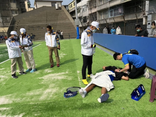 網球》新竹縣全中運「地獄級場地」害小選手受傷 盧彥勳發文怒了！