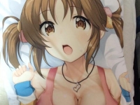 《巨乳愛梨3D抱枕實測》有這個可以揉就夠了 我才不需要女朋友呢～～