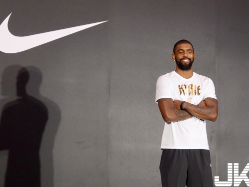 瓊斯杯最後一天！厄文開球場邊當客座球評 談到台灣「LBJ」好尷尬！