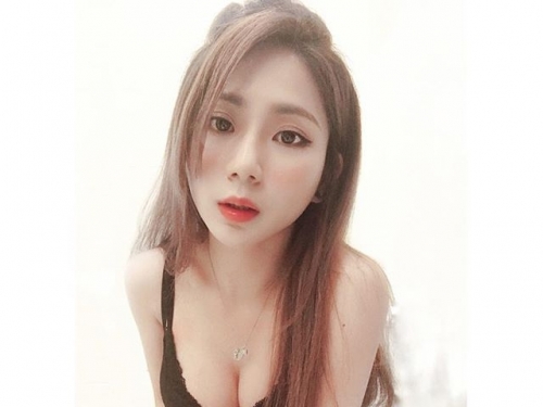 女友感爆表！性感正妹「josephy」馬甲緊身衣擠出「白嫩大雪乳」穠纖合度的好身材讓人in！