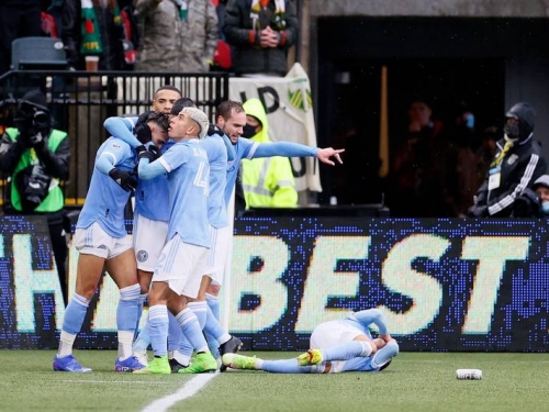 MLS》扯！冠軍戰出大包 紐約球員竟遭主場粉絲砸啤酒罐（影音）