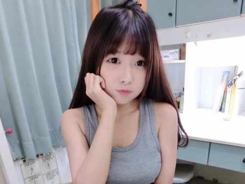 超萌「有料女大生」引起網友肉搜　她已經長成性感小女人了！