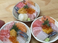 開動了！看起來超鮮美海鮮丼...等等、你確定可以吃嗎？