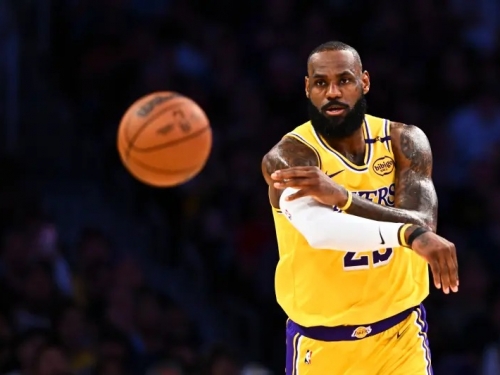 NBA》詹皇傷退全場寂靜！教頭給定心丸　湖人奪西區第3擁主場優勢