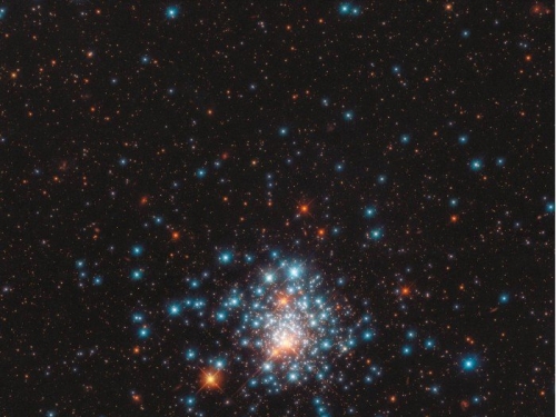 哈伯捕捉到令人矚目的球狀星團的圖像 由成千上萬顆恆星組成