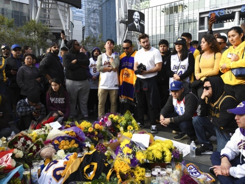 NBA／布萊恩意外身亡 湖人主場外湧悼念球迷