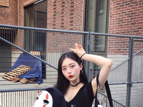 妹子衣服繃緊緊一對「渾圓乳球」滿到快溢出，帶球走的畫面好危險啊！