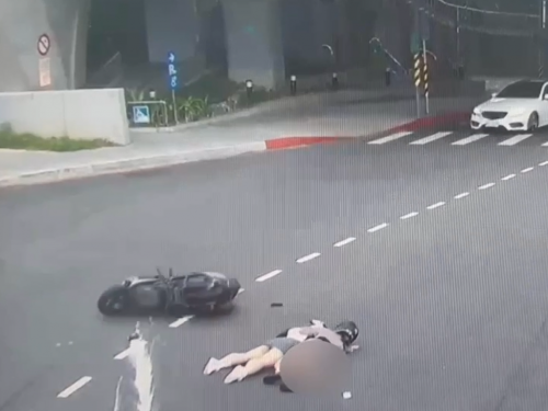 辣妹無照騎車自摔尷尬了 「屁股蛋」瞬間露臉！路人看呆