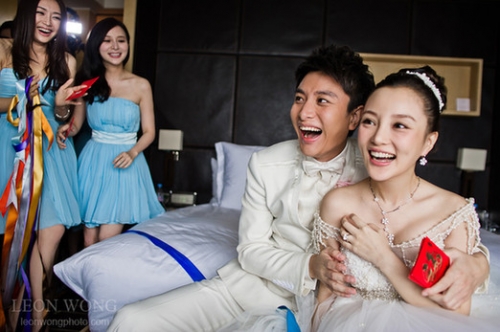 婚禮玩很大！妻子被多名男子扒光光，老公笑呵呵