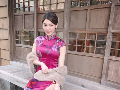 下班啦！「嫩乳空姐」泡溫泉不忘福利，「白皙長輩」大解放！