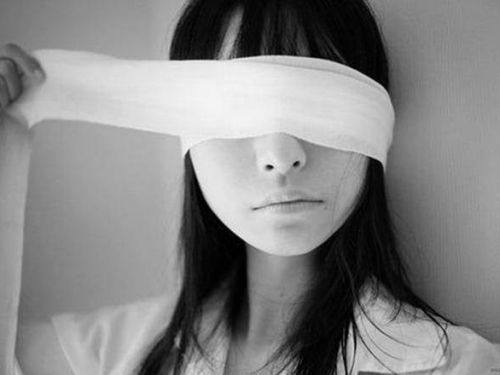 失明28年卻能每天化好妝 家人意外發現神扯祕密