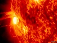 太陽表面出現面積比地球大14倍的超級耀斑“AR12192”