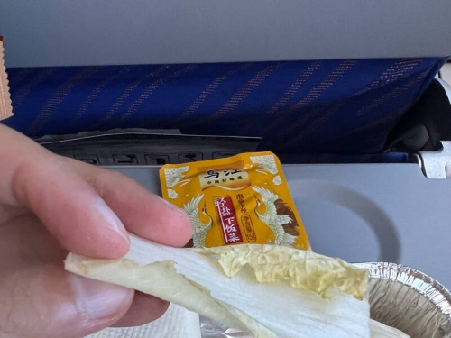 奇葩飛機餐「4饅頭＋1片白菜」！香港網友爆料後卻道歉