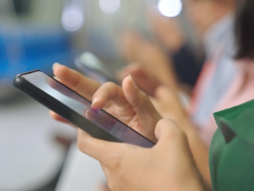 大媽搭地鐵淡定滑手機 卻慘遭車窗出賣 畫面超害羞