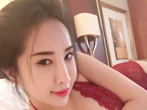 台灣知名「摩鐵千金」身材超火辣！自家摩鐵浴缸玩自拍「G級長輩」一覽無遺！