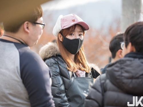 乳量滿滿散播愛！正妹捲袖露「美嫩肌」投身做公益，網直呼：人美心更美！