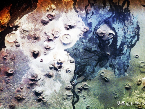 沙特最大火山，距今500萬年，曾爆發過8次，如今宛如外星世界
