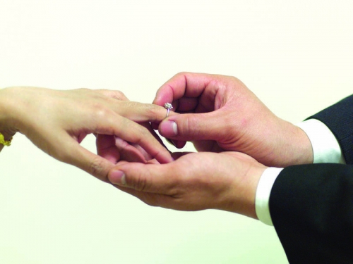 男友拿出「超大糖果戒指」求婚 女友爆氣嚇傻民眾