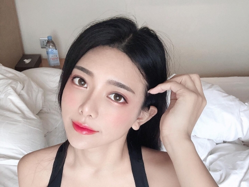 性感女孩「Iris 霍萱」不會穿浴衣就直接披著　渾圓奶球大面積露出