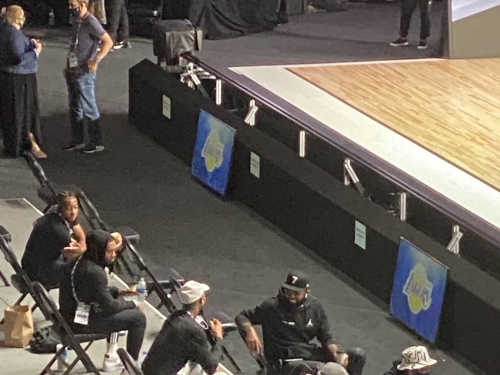 NBA正式復賽！「洛城內戰」場邊擠滿球員觀賽，「虛擬觀眾席」驚見前熱火奪冠球星包許