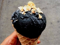 OMG！紐約冰店推出創意全黑冰淇淋！口味居然是….