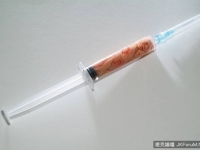 來顆「人臉藥丸」　黑暗系南韓藝術家掙脫現實束縛