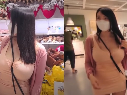 夾好緊！跟著「巨乳小姐姐」逛IKEA　斜揹帶直接被大奶球吞沒