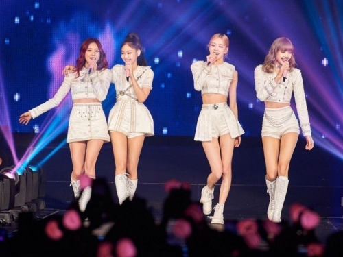 和韓國女團 BLACKPINK 合作！CASETiFY 推出「LISA、JENNIE」簽名客製系列手機殼！