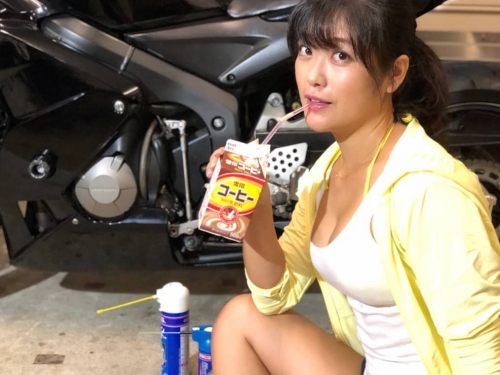巨乳馬尾妹「國友愛佳」熱褲低胸小可愛修重機　鏡頭超邪惡「定格歐拜」胸前一覽無遺