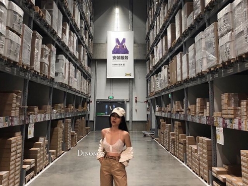 歐美系狂野妹子來囉！最愛出門「不穿內衣」的自然風，路人看得都心癢癢了...