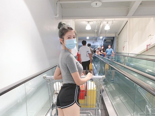 穿這樣採買很可以！性感甜心「林珈伊Femi」真理褲露逆天美腿