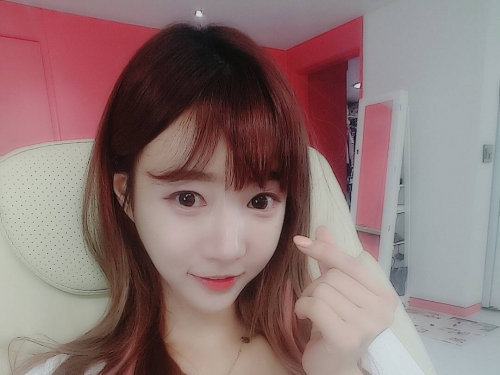 爆乳廚娘手捧ㄋㄟㄋㄟ太養眼，「奶力過人」從旁溢出，不斷散發奶香味！