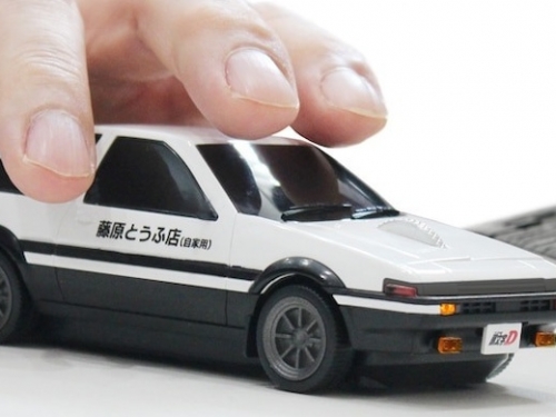 桌上飄移！《頭文字 D》推出藤原拓海愛車「AE86 造型滑鼠」掀熱議